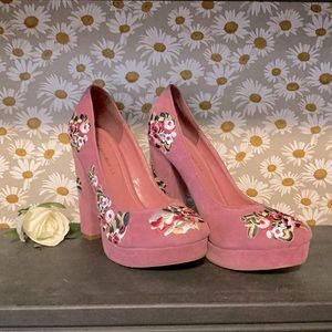 EMBROIDERED HEELS